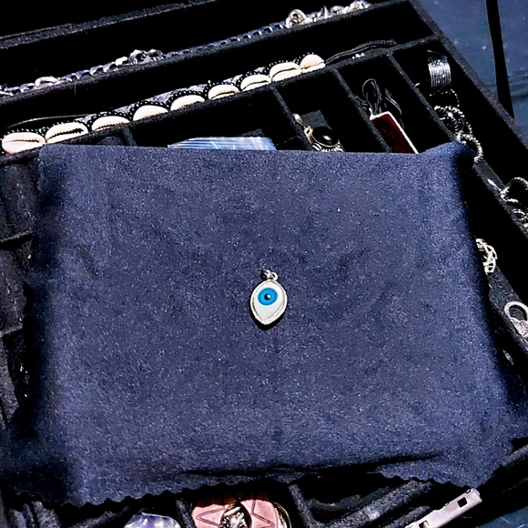 3/$25 Eyeball pendant - Picture 1 of 2